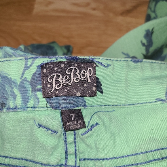 3/$20 BeBop Floral skinny jean - size 7 / 8 - Picture 2 of 6